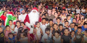 En territorio, Fernando Muñoz celebra la Navidad rodeado de cientos de playenses