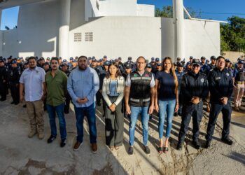 Dignifican a elementos policiales con entrega de uniformes en Tulum