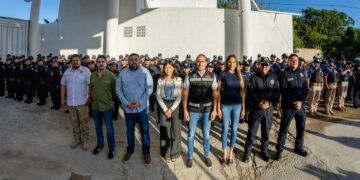 Dignifican a elementos policiales con entrega de uniformes en Tulum