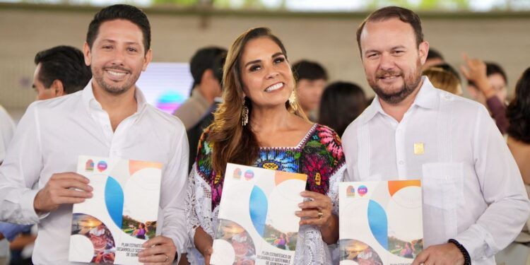 Renán Sánchez Tajonar acompaña a la gobernadora Mara Lezama en la presentación del Plan Estratégico para el Desarrollo Sostenible