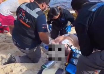 Fallece turista estadounidense por ahogamiento en playa de Akumal