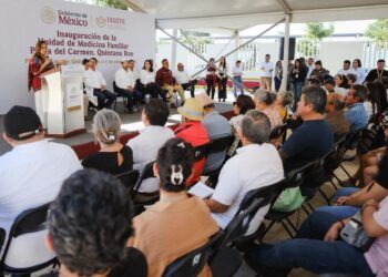 Mara Lezama y Martí Batres entregan credenciales permanentes del ISSSTE a jubilados y pensionados en Playa del Carmen