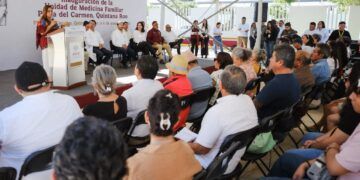 Mara Lezama y Martí Batres entregan credenciales permanentes del ISSSTE a jubilados y pensionados en Playa del Carmen