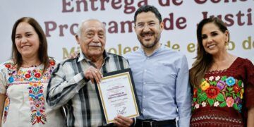 Entrega Martí Batres 300 constancias de finiquito a acreditados de FOVISSSTE en Quintana Roo; ya son dueños de su vivienda