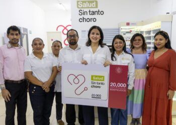 Estefanía Mercado entrega la credencial número 20 mil del programa “Salud Sin Tanto Choro” en Playa del Carmen