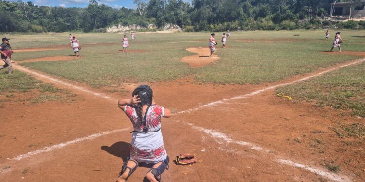 Diablillas Mestizas de Hondzonot suman otra victoria en duelo amistoso de softbol