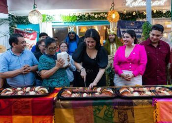 Estefanía Mercado encabeza corte de monumental Rosca de Reyes de 2.5 kilómetros en Playa del Carmen