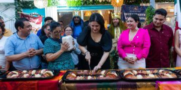 Estefanía Mercado encabeza corte de monumental Rosca de Reyes de 2.5 kilómetros en Playa del Carmen