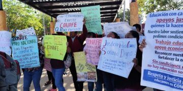 Inician protesta indefinida educadores de CONAFE por bajos salarios y carencias