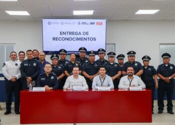 Tiendas OXXO reconocen labor de policías del gobierno de Estefanía Mercado