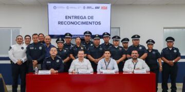 Tiendas OXXO reconocen labor de policías del gobierno de Estefanía Mercado