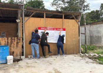 Recuperan vía pública invadida tras diligencia judicial en Tulum