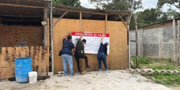 Recuperan vía pública invadida tras diligencia judicial en Tulum