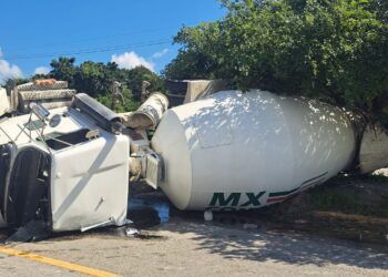 Volcadura de camión cementero provoca derrame de combustible en la carretera 307, en Tulum