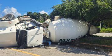 Volcadura de camión cementero provoca derrame de combustible en la carretera 307, en Tulum