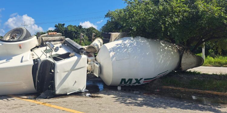 Volcadura de camión cementero provoca derrame de combustible en la carretera 307, en Tulum