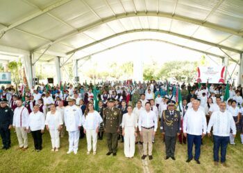 Renán Sánchez Tajonar acompaña a Mara Lezama en ceremonia por el Día de la Bandera en Cancún