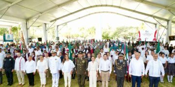 Renán Sánchez Tajonar acompaña a Mara Lezama en ceremonia por el Día de la Bandera en Cancún