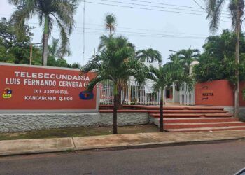 Padres de familia se manifiestan en telesecundaria de Kancabchén por presunto caso de conducta inapropiada