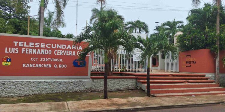 Padres de familia se manifiestan en telesecundaria de Kancabchén por presunto caso de conducta inapropiada