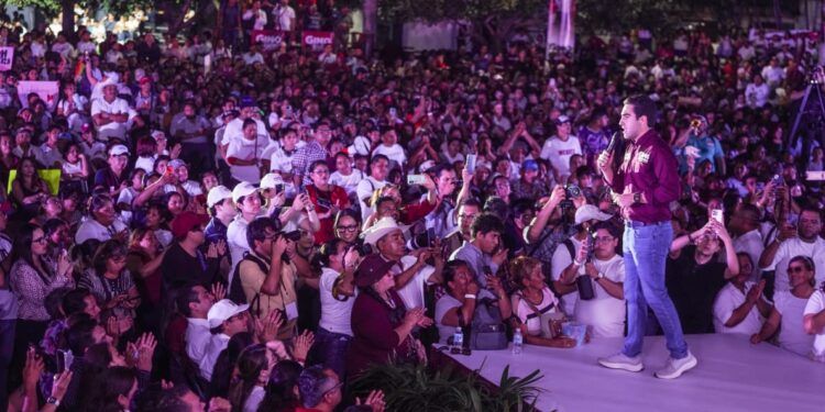 Gino Segura reúne a más de 9 mil personas en asamblea informativa en Chetumal