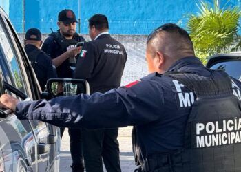 Roban un millón de pesos afuera de banco en Cancún