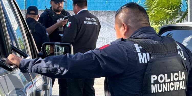 Roban un millón de pesos afuera de banco en Cancún