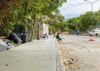 Diego Castañón supervisa obras de guarniciones y banquetas en Tumben Ka y El Ejido