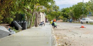 Diego Castañón supervisa obras de guarniciones y banquetas en Tumben Ka y El Ejido
