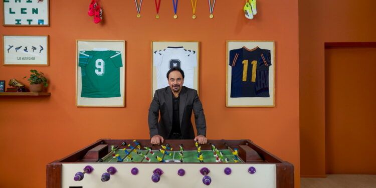 Una noche en el  Estadio Ciudad de México: la experiencia de Airbnb con Hugo Sánchez que incluye boletos para el partido inaugural de la Copa Mundial de la FIFA 2026 ™