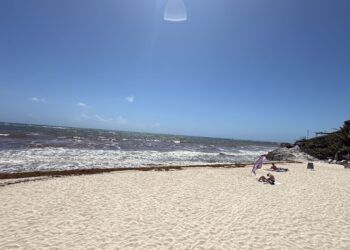 Oleaje y mal tiempo obligan a colocar bandera roja en playas de Tulum