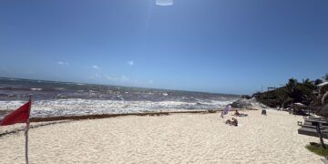 Oleaje y mal tiempo obligan a colocar bandera roja en playas de Tulum