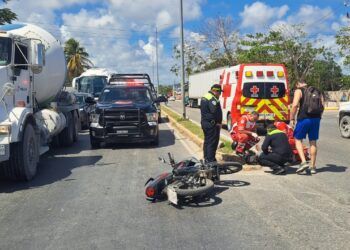Motociclista resulta lesionado tras choque con van del transporte colectivo en Tulum