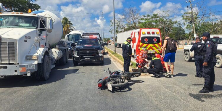 Motociclista resulta lesionado tras choque con van del transporte colectivo en Tulum