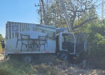 Camión de mudanza se sale de la vía y derriba poste de CFE en la carretera 307, en Tulum
