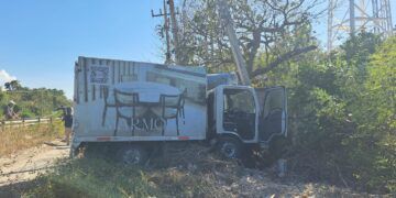 Camión de mudanza se sale de la vía y derriba poste de CFE en la carretera 307, en Tulum