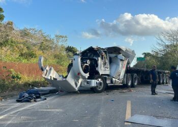 Volcadura de tractocamión con carga de láminas provoca afectaciones en la carretera Tulum–Felipe Carrillo Puerto