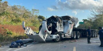 Volcadura de tractocamión con carga de láminas provoca afectaciones en la carretera Tulum–Felipe Carrillo Puerto