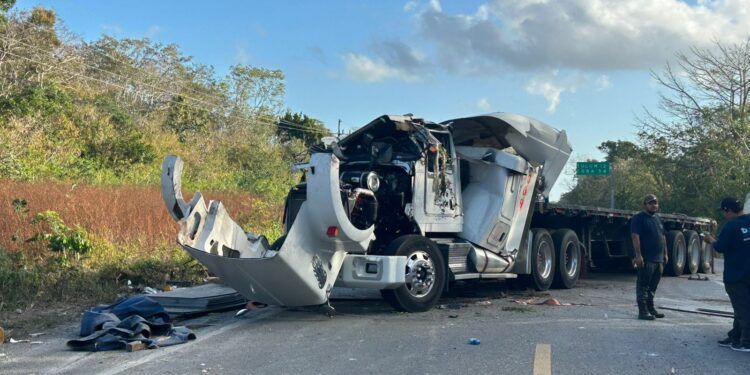 Volcadura de tractocamión con carga de láminas provoca afectaciones en la carretera Tulum–Felipe Carrillo Puerto