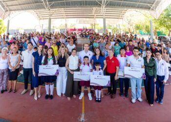 Entrega Tulum mil becas educativas para frenar deserción escolar