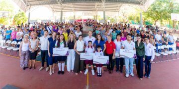 Entrega Tulum mil becas educativas para frenar deserción escolar