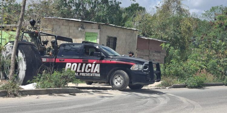 Caen tres presuntos extorsionadores en Cancún; uno más logra escapar tras operativo en la Región 247