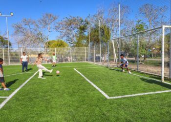 Impulso al deporte: entregan cancha de fútbol 7 en comunidad de Ucum