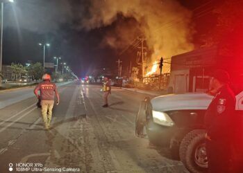 Madrugada de emergencia en Tulum: tres incendios simultáneos activan códigos rojos