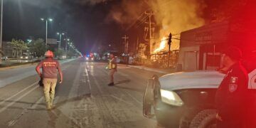 Madrugada de emergencia en Tulum: tres incendios simultáneos activan códigos rojos