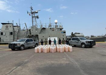 Golpe al huachicol en el mar: Marina asegura 6 mil litros de combustible y detiene a tres en Michoacán