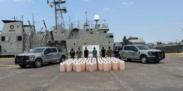 Golpe al huachicol en el mar: Marina asegura 6 mil litros de combustible y detiene a tres en Michoacán