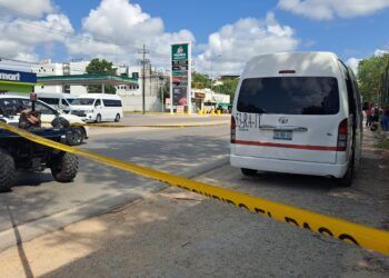 Muere trabajador dentro de una van en plena avenida Cobá en Tulum