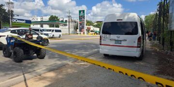 Muere trabajador dentro de una van en plena avenida Cobá en Tulum