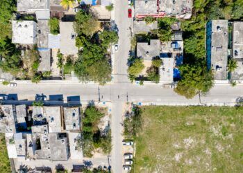 Tulum avanza con obra de guarniciones y banquetas en la colonia Ejido